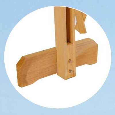 Mriežka na kvety stabilitu zabezpečujú drevené nohy